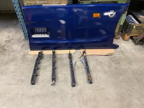 Scania Sideskirt set compleet met montage steunen V8 Logo en verlichting.